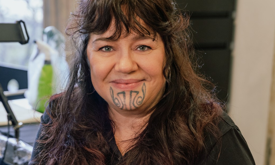 Porträttbild på tatueraren Heidi Hay i sin studio i Göteborg våren 2026. Bilden ska användas i utställningen Tatau som öppnas på Världskulturmuseet sommaren 2026.