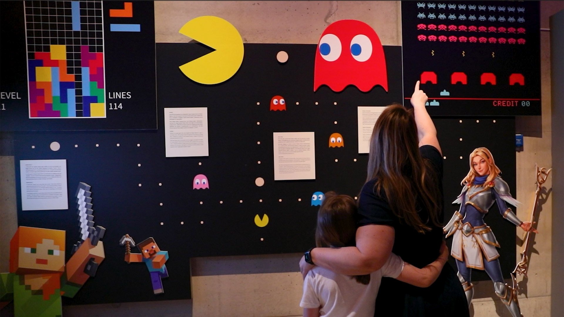 Besökare i utställningen Världens spel