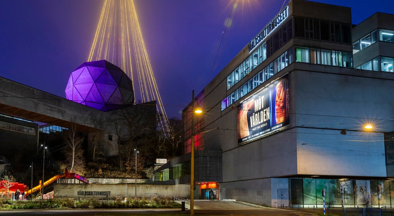 Kvällsbilder på VKMs fasad och förplats