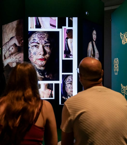 Invigning av utst&auml;llningen Tatau p&aring; V&auml;rldskulturmuseet l&ouml;rdag den 27 juni 2026.