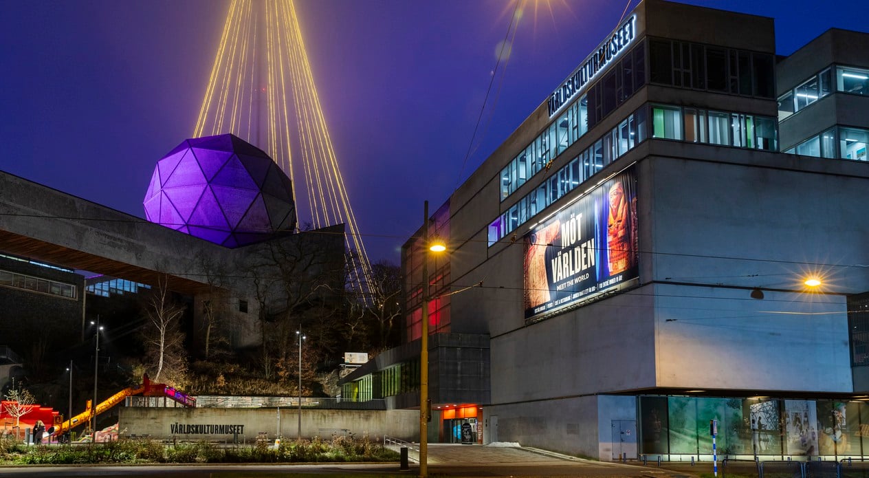 Kvällsbilder på VKMs fasad och förplats