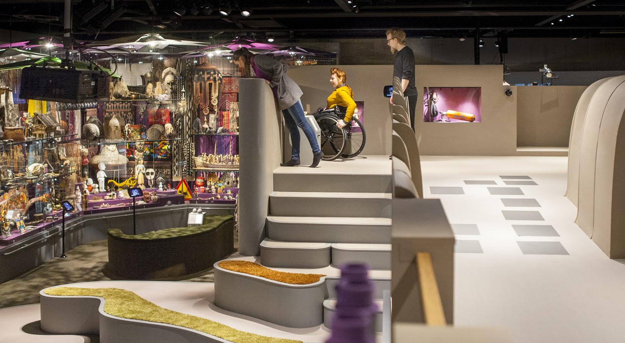 Tre personer i utställningen tillsammans