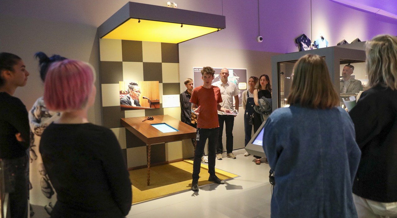 Pedagog visar utställningen Världens spel