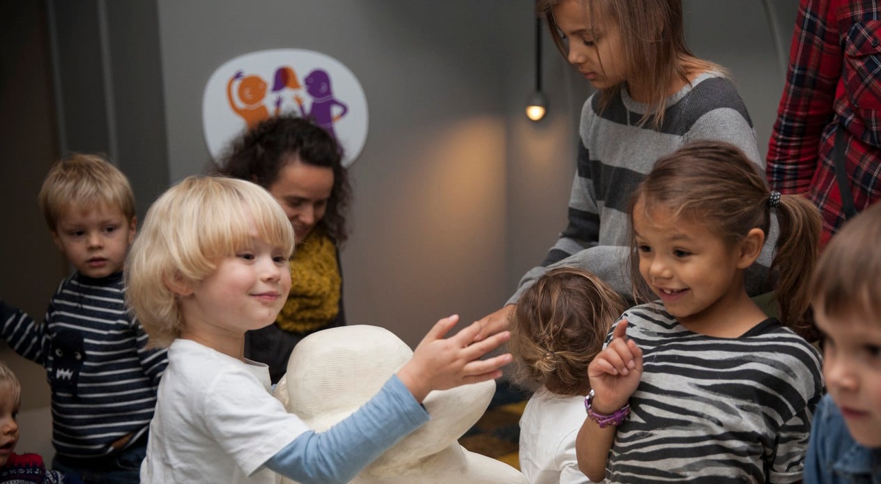 Barn och vuxna i utställningen tillsammans 06.11.15