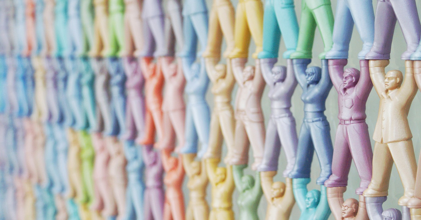 Miniatyrfigurer i olika färger. Foto.