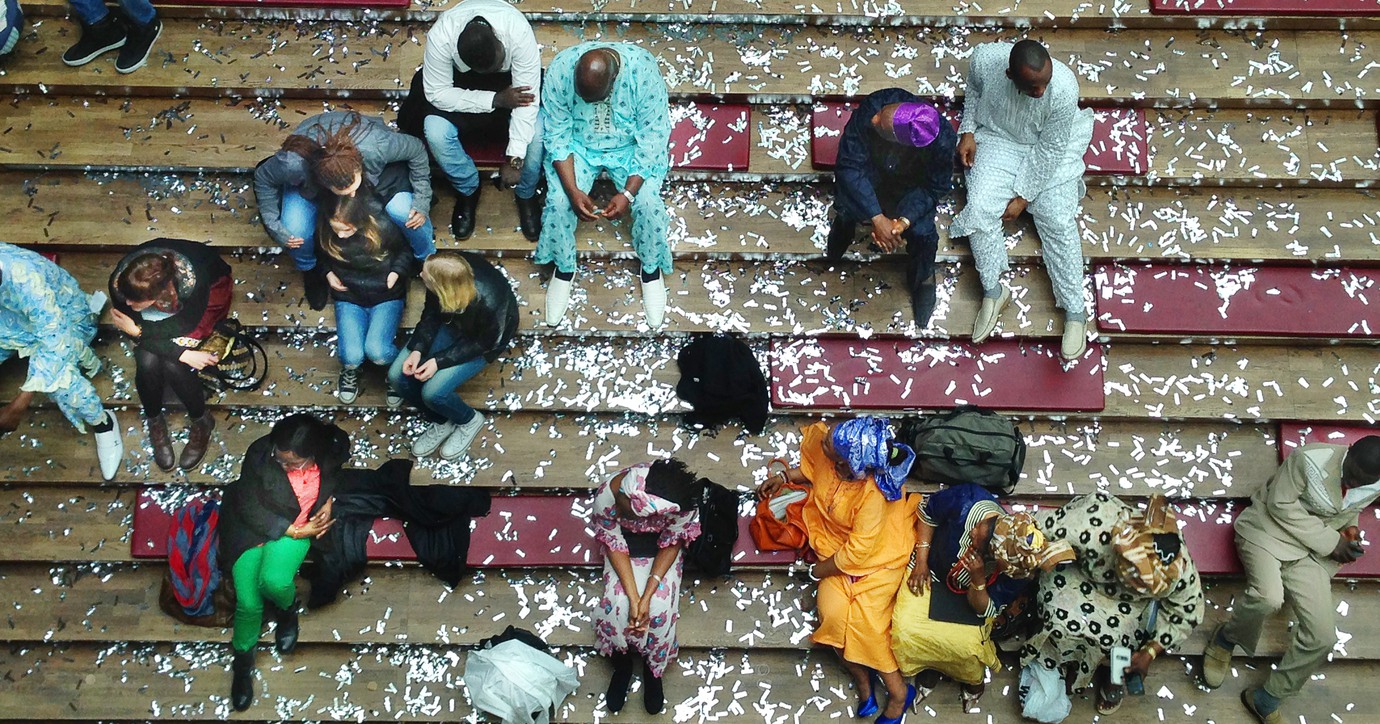 Personer sittandes i en trappa. Foto.