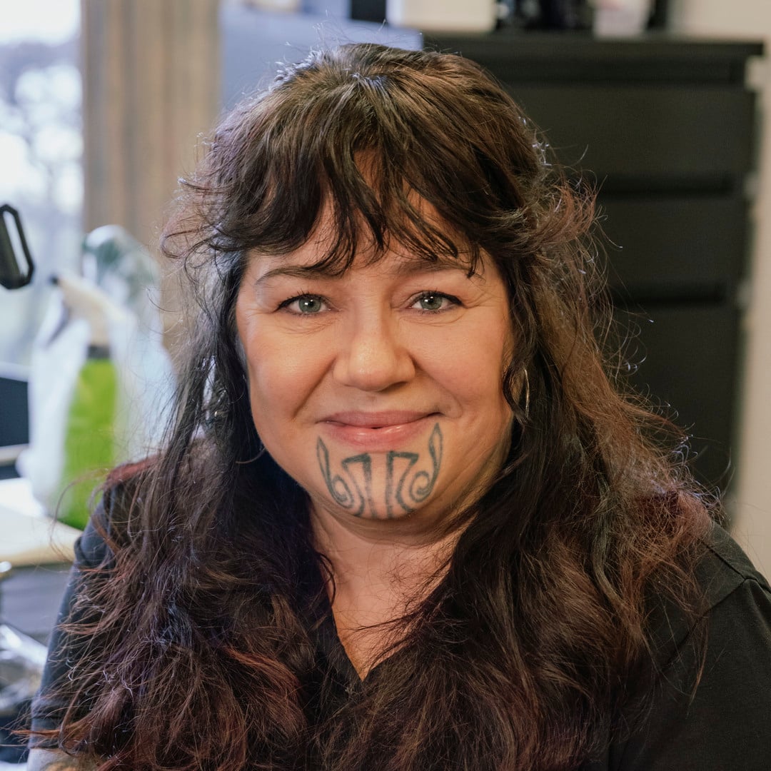 Porträttbild på tatueraren Heidi Hay i sin studio i Göteborg våren 2026. Bilden ska användas i utställningen Tatau som öppnas på Världskulturmuseet sommaren 2026.