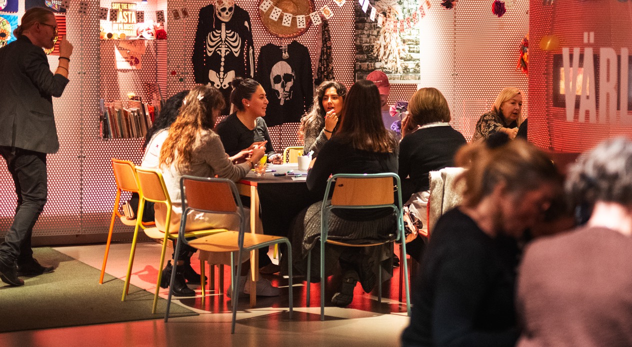 People crafting at a noche de muertos party