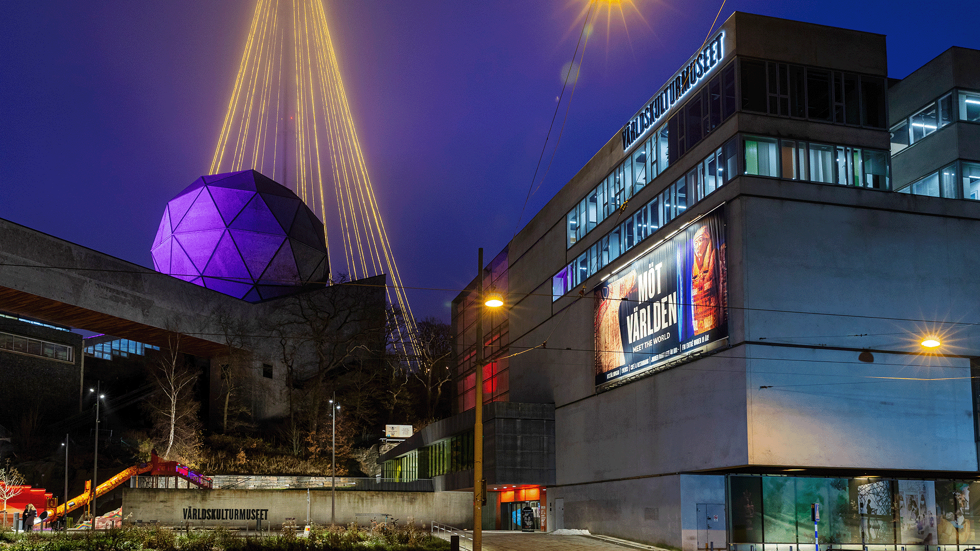 Museet, Lisebergstornet som gran och universeumsbyggnaden upplyst i mörkret