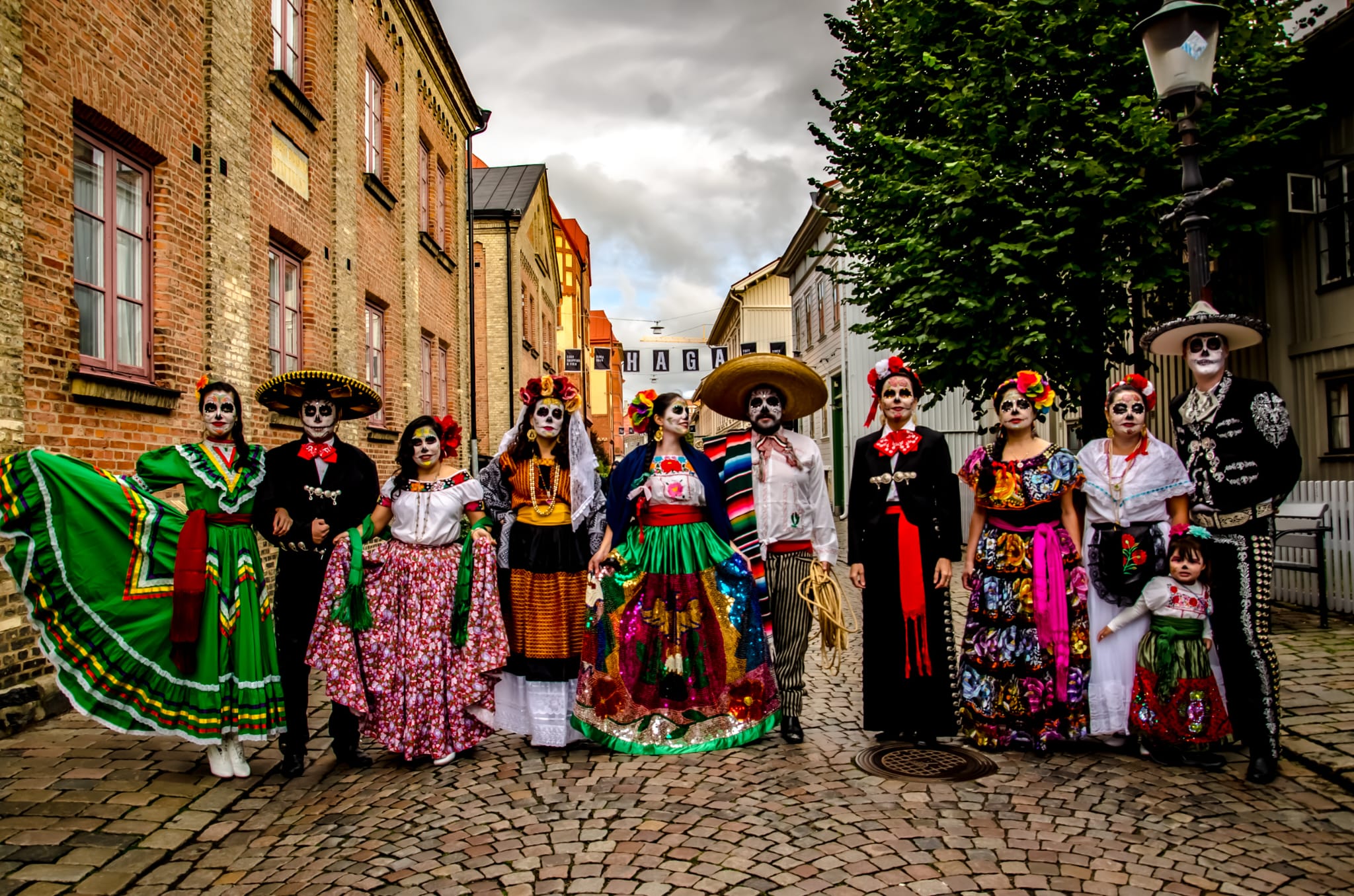 Kvinnor, män och ett barn i traditionella mexikanska folkdräkter.