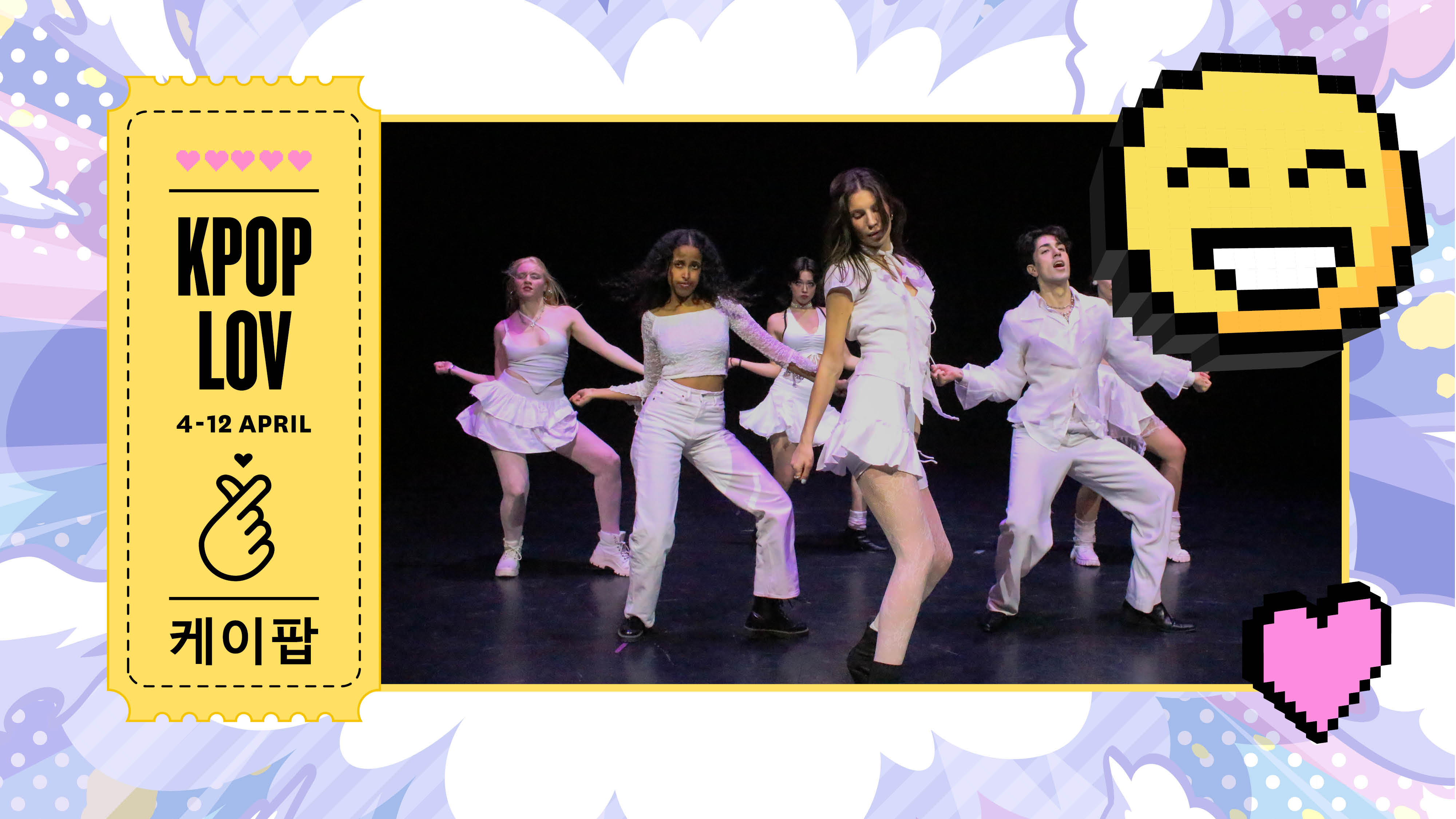 En affisch i pastellfärger för ”KPOP LOV 4–12 april”. I mitten dansar en grupp personer på en scen i vita scenkläder. Runtom finns illustrerade ikoner som ett pixlat leende ansikte och ett hjärta.