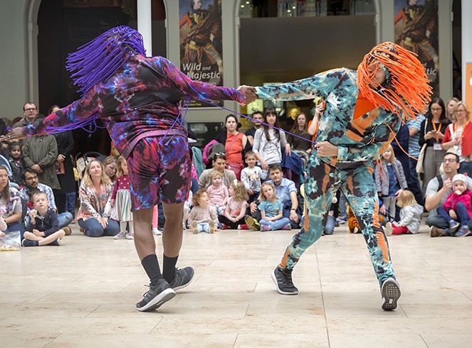 Två män som dansar