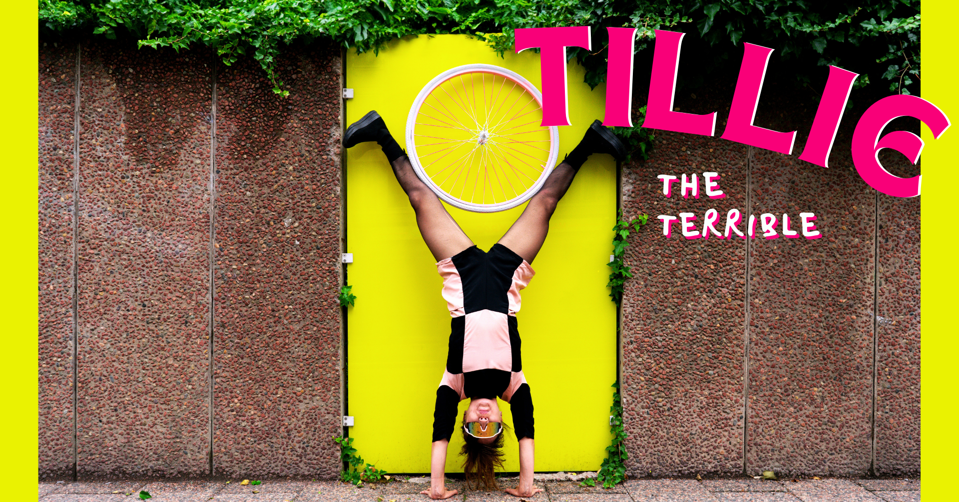 En flicka står på händer