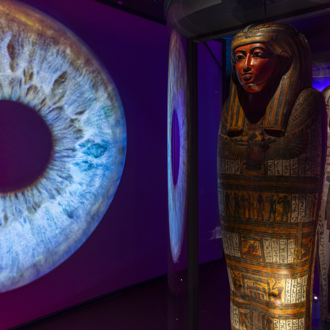 En sarkofag och en projektion avett stort öga