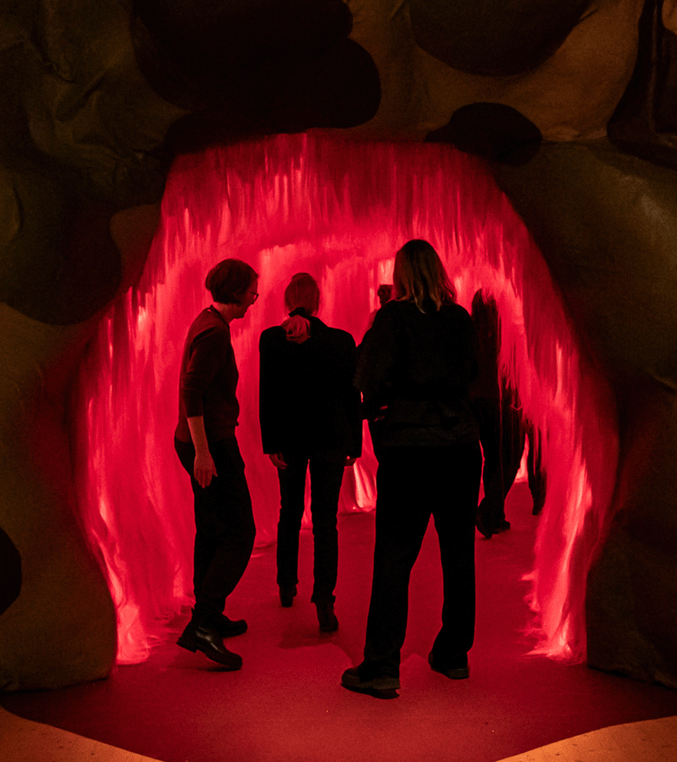 Flera personer på väg genom existens-tunneln